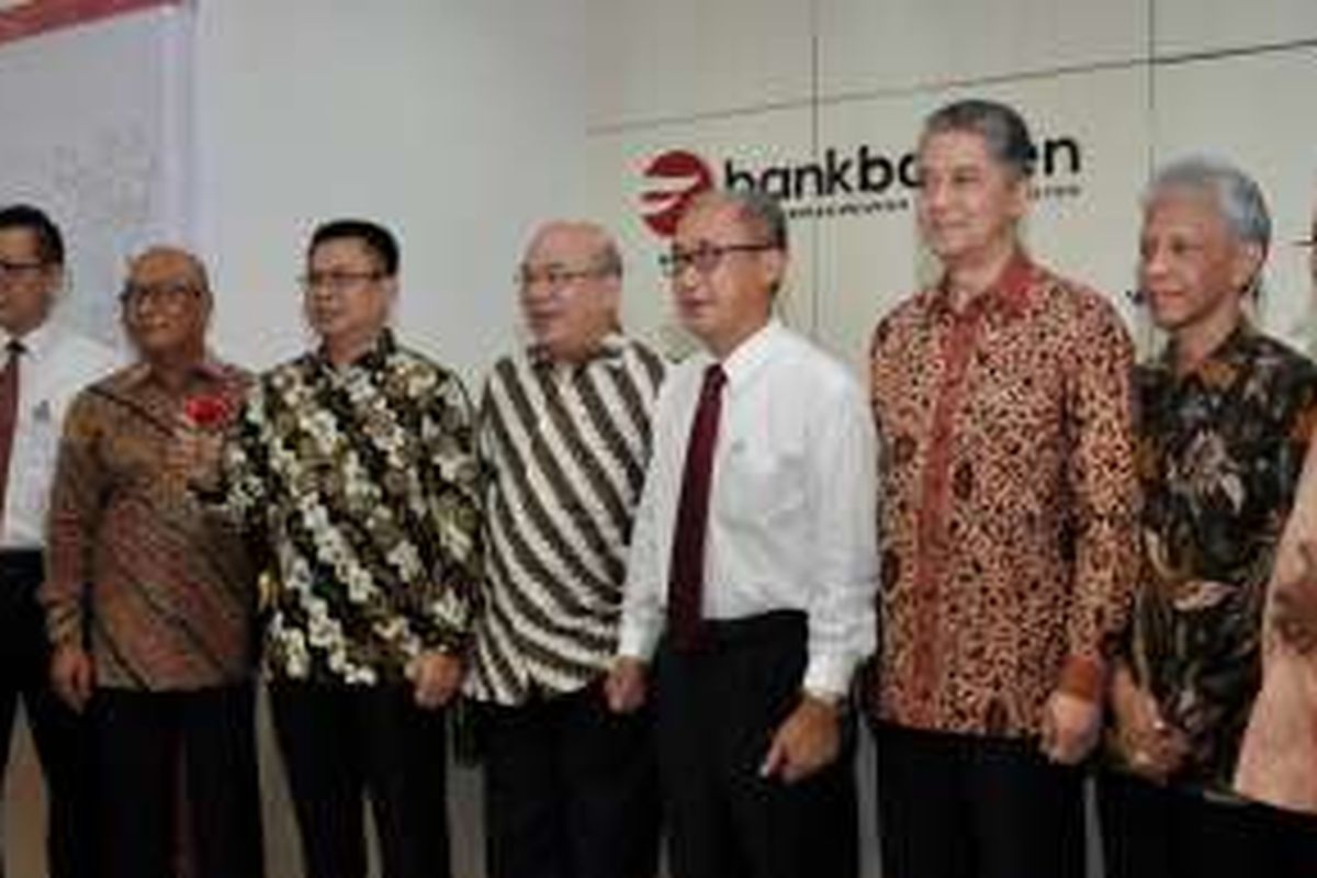 Direktur Utama Bank Banten, Heru Sukanto (kemeja putih empat dari kanan) saat meluncurkan PT. Bank Pembangunan Daerah Banten, Tbk atau Bank Banten di Serang Banten (4/10/2016) dengan dihadiri oleh Direksi dan Komisaris Bank Banten serta perwakilan dari PT Banten Global Development sebagai pemegang saham yang mewakili Pemperintah Provinsi Banten.  