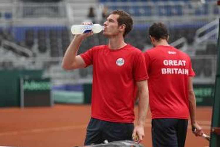 Petenis Inggris, Andy Murray minum di sela sesi latihan jelang babak pertama Davis Cup antara Amerika Serikat dan Inggris, di PETCO Park, San Diego, Kamis (30/01/2014).