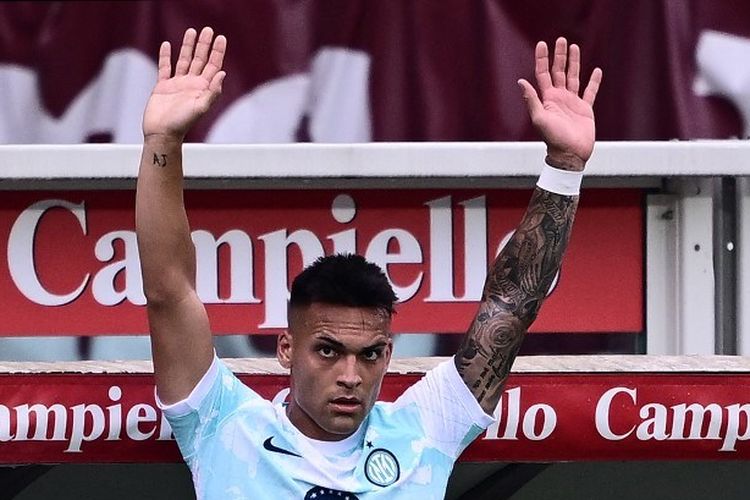 Lautaro Martinez memberi salam kepada suporter dalam laga Torino vs Inter pada 3 Juni 2023 di Stadion Olimpico Grande Torino. Terkini, Lautaro Martinez mencetak empat gol dalam duel pekan ketujuh Liga Italia 2023-2024 antara Salernitana vs Inter di Stadion Arechi, 30 September 2023. (Photo by Marco BERTORELLO / AFP)