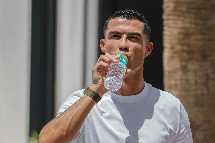 Cristiano Ronaldo minum air putih