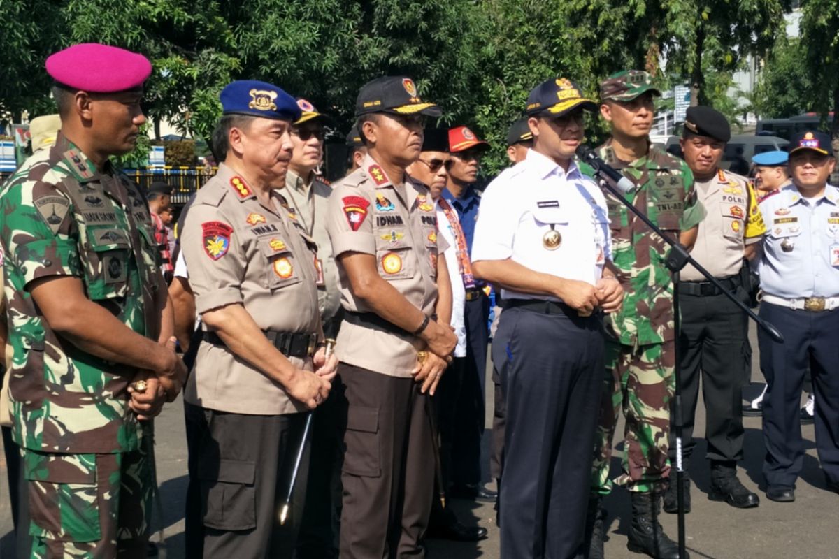 Gubernur DKI Jakarta Anies Baswedan dan Kapolda Metro Jaya Irjen Idham Azis memberikan keterangan kepada awak media usai pelaksanaan apel tanggap musim penghujan di Mapolda Metro Jaya, Jumat (16/11/2018).