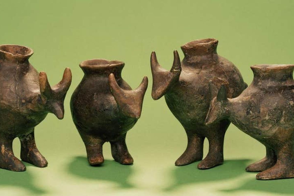 Botol prasejarah yang terbuat dari tembikar digunakan bayi pada masa itu untuk minum susu. 