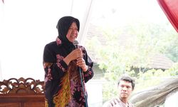 Angkat Perekonomian Desa, Risma Ajak Warga Ngajum, Malang, Berwirausaha lewat Program Pena
