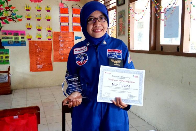 Nur Fitriana (32), guru SD Deresan, Caturtunggal, Depok, Sleman, Yogyakarta, saat mengenakan baju dari US Space & Rocket Center (USSRC) sembari menunjukan sertifikat program Honeywell Educators at Space Academy (HESA).