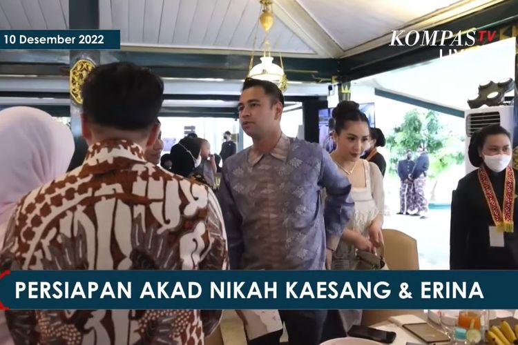 Pasangan Raffi Ahmad dan Nagita Slavina menghadiri akad nikah Kaesang Pangarep dan Erina Gudono, Sabtu (10/12/2022).