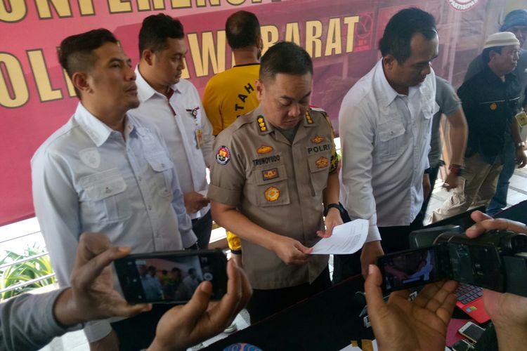 Kabidhumas Polda Jabar Kombes Trunoyudo Wisnu Andiko tengah menjelaskan penangkapan warga majalengka yang menyebarkan berita hoax di whatsapp.