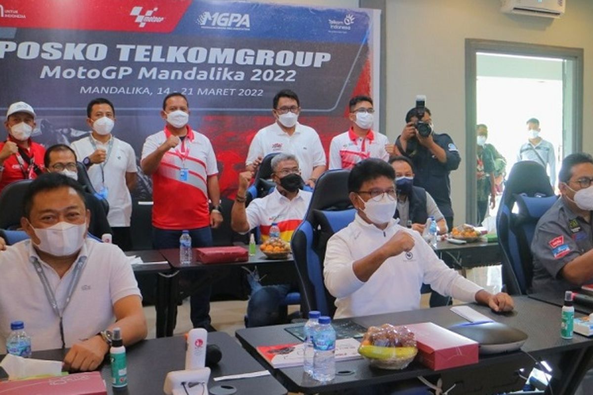 Menteri Komunikasi & Informatika Johnny G. Plate (tengah) didampingi Direktur Jenderal Sumber Daya dan Perangkat Pos dan Informatika Kominfo Ismail (kanan) dan Direktur Utama Telkom Ririek Adriansyah (kiri) serta jajaran direksi & senior leaders Telkom (baris ke dua & ketiga) saat mengunjungi Posko MotoGP 2022 Mandalika TelkomGroup pada Minggu (20/03/2022).