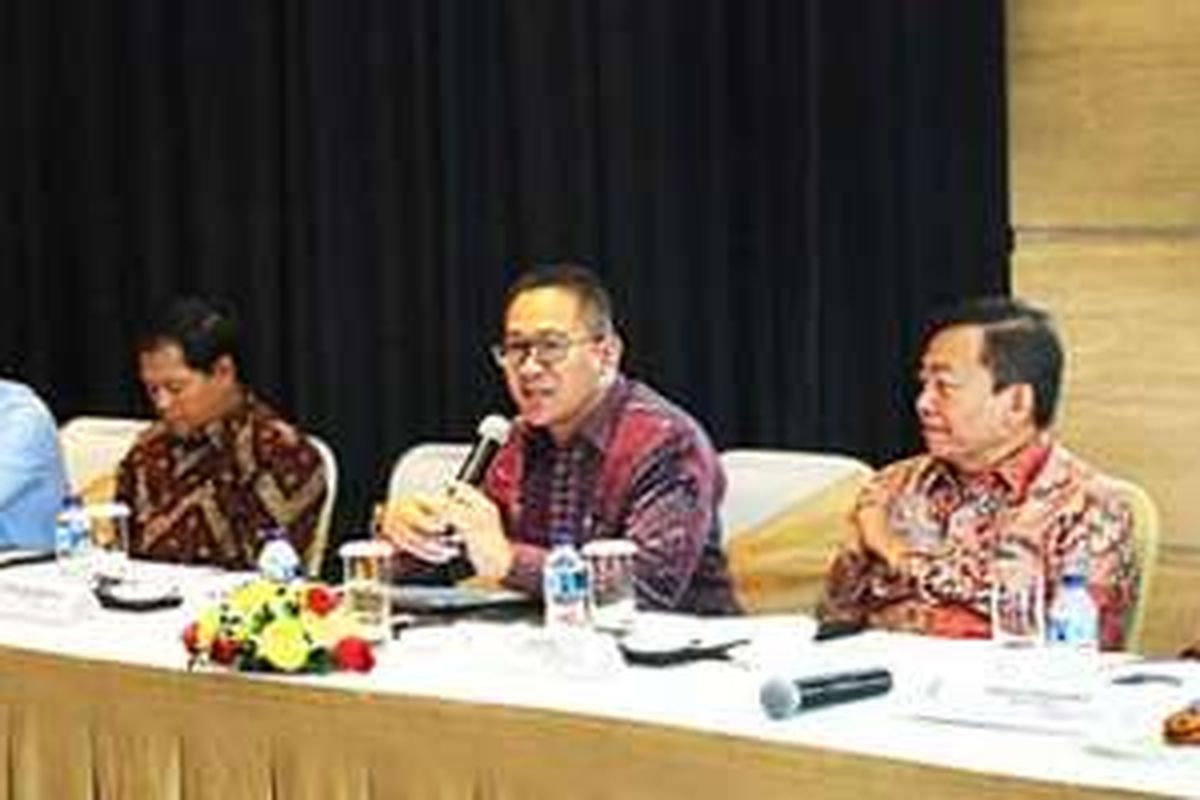 Kiri ke kanan: Sigit Priawan Djokosoetono, Director Blue Bird Group Holding; Agung Wiharto, Coporate Secretary Semen Indonesia;  Alexander Rusli, President Director & CEO Indosat Ooredoo; Santoso, Direktur Bank Central Asia; dan Yorgos Fragioudakis, Group Head Enterprise Indosat Ooredoo.