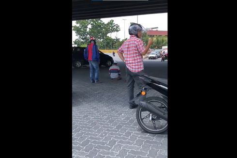 Viral Video Orang Shalat di Tengah Jalan, Dijaga Pengendara Motor sampai Selesai
