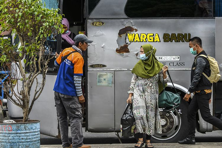 Penumpang tiba di Terminal Kampung Rambutan, Jakarta, Minggu (3/1/2021). Berdasarkan data Dishub Terminal Kampung Rambutan per tanggal 2 Januari 2021 jumlah penumpang bus yang tiba di Jakarta sebanyak 34.220 penumpang, sementara pemudik yang diberangkatkan menuju luar Jakarta melalui Terminal Kampung Rambutan sebanyak 15.059 penumpang.