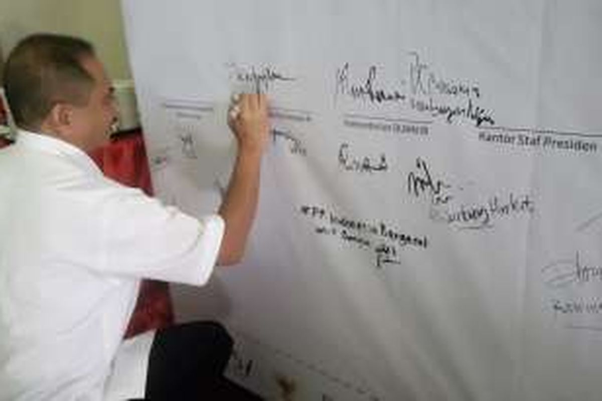 Menteri Pariwisata RI, Arief Yahya saat tandatangan di spanduk Deklarasi PR Indonesia.