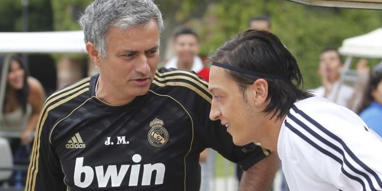 Pelatih Jose Mourinho (kiri) dan Mesut Oezil ketika masih bersama-sama di Real Madrid. 