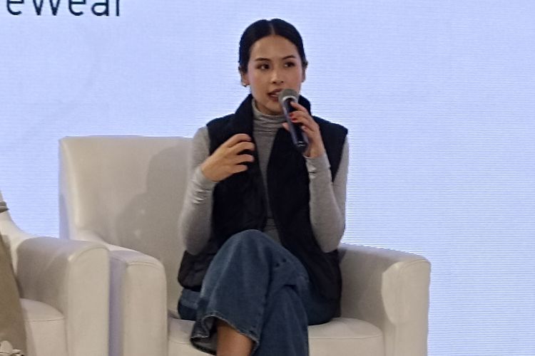 Maudy Ayunda saat menghadiri Collection Preview UNIQLO Fall/Winter 2025 ?Revisiting Classic?: Padukan Gaya Klasik dan Inovasi Modern LifeWear di Plaza Indonesia, Jakarta Pusat, pada Kamis (14/8/2025).
