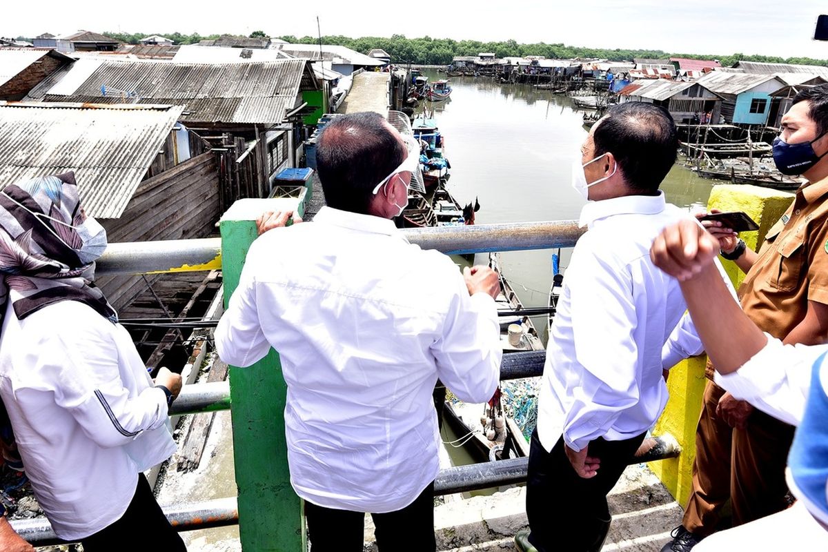 Gubernur Sumut Edy Rahmayadi meninjau perkampungan warga di Lorong Ujungtanjung 2 Bagandeli-Belawan yang kerap terkena banjir rob, Rabu (21/10/2020)