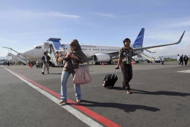 Penumpang pesawat tiba di Bandar Udara Adisutjipto, Yogyakarta, setelah menempuh penerbangan dari Jakarta, ,beberapa waktu lalu.