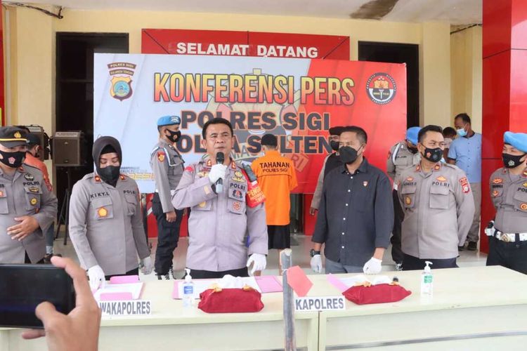 Kapolres Sigi AKBP Reja A Simanjuntak gelar konferensi pers terkait kasus tewasnya warga Desa Wisolo usai dipukul dengan pelepah kelapa hingga tewas, Jumat (9/9/2022). 