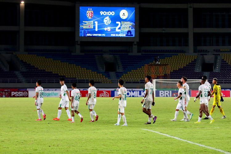 Pemain PSS Sleman seusai pertandingan pekan ke-16 Liga 1 2022-2023 melawan Bali United yang berakhir dengan skor 1-2 di Stadion Manahan Solo, Senin (19/12/2022) malam.