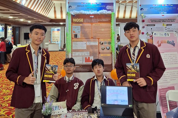 Tim BINUS SCHOOL Semarang memperlihatkan inovasi NOSE (Nitrogen Oxide Sensing Electrode) pada sesi pameran IRPrO 2025 di Bandung. 