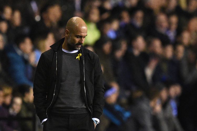 Manajer Manchester City, Pep Guardiola, tampak kecewa saat timnya gagal menjebol gawang Wigan Athletic pada pertandingan Piala FA di Stadion DW, Senin (19/2/2018). 