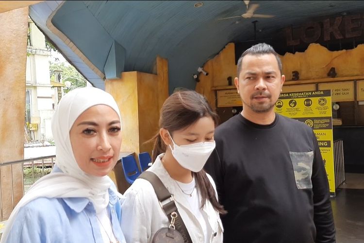 (Dari kiri ke kanan) Annisa Trihapsari, Aquene Djorghi dan Sultan Djorghi saat ditemui di acara launching usaha Sate Maranggi Tapak Sakti milik Baim Wong di kawasan Ancol, Jakarta Utara, Jumat (1/4/2022).