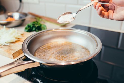 Benarkah Baking Soda Bisa Bersihkan Alat Masak dari Noda Berminyak?