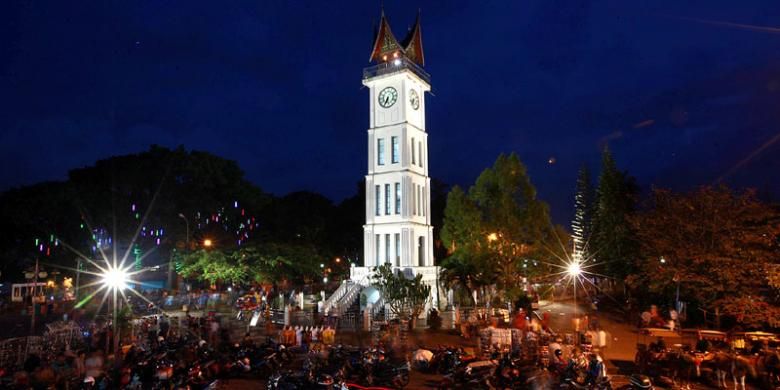 Suasana senja di Jam Gadang, Bukittinggi, Sumatera Barat, beberapa waktu lalu. Jam Gadang hingga kini menjadi ikon sekaligus tujuan wisata di Bukittinggi.