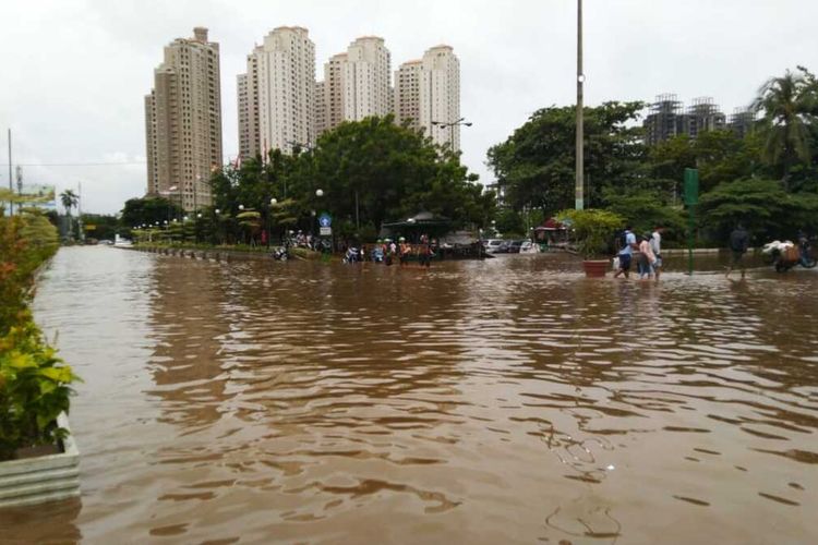 Banjir di Jalan Lodan Raya, Pintu Barat Taman Impian Jaya Ancol, Pademangan, Jakarta Utara, Selasa (25/2/2020)