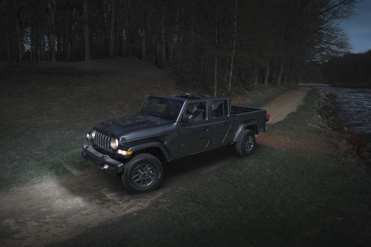 Tom Cruise menggunakan mobil Jeep dalam film Mission: Impossible - The Final Reckoning