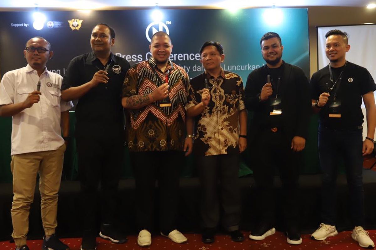 Ketua Asosiasi Vapers Indonesia (AVI) Johan Sumantri, Ketua Bidang Organisasi DPP Asosiasi Personal Vaporizer Indonesia (APVI) Garindra Kartasasmita, Komisaris Utama PT YNOT Kreasi Indonesia Harry Dwijaya, Kepala Seksi Tarif Cukai dan Harga Dasar 2 Direktorat Jenderal Bea dan Cukai Kementerian Keuangan RI Agus Wibowo, CEO NCIG International Shariffuddin Bujang, CEO NCIG Indonesia Roy Lefrans saat peluncuran produk rokok elektrik NCIG di Jakarta, Jumat (22/3/2019).