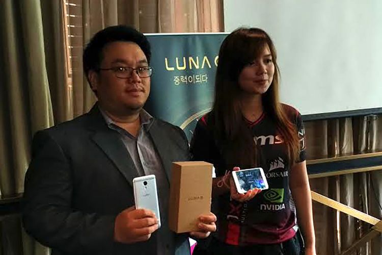 Head of MarComm ATL Luna Indonesia, Suryadi Willim (kiri) dan gamer perempuan Monica Carolina dalam acara peluncuran smartphone Luna G di Jakarta, Kamis (20/4/2017).