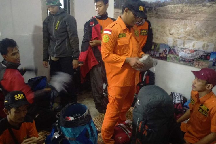 Tim gabungan SAR bersiap mencari pendaki asal Magelang, Alvi Kurniawan (20) yang hilang saat mendaki puncak Gunung Lawu, Kabupaten Karanganyar, Jawa Tengah melalui jalur Candi Cetho, Kamis ( 3/1/2019).