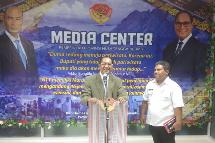 Kepala Biro Humas dan Protokoler Setda Provinsi NTT Marius Ardu Jelamu, dalam jumpa pers bersama sejumlah wartawan di Kantor Gubernur NTT, Rabu (18/3/2020) siang