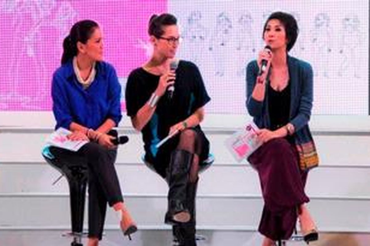 Becky Tumewu (Fashion Coaching Ambassaddress), Soemah Gorecki (Fashion Coaching Manager Sophie Paris), dan Dina Delaura (Marketing Communication Manager Sophie Paris) dalam sesi talkshow untuk buku 