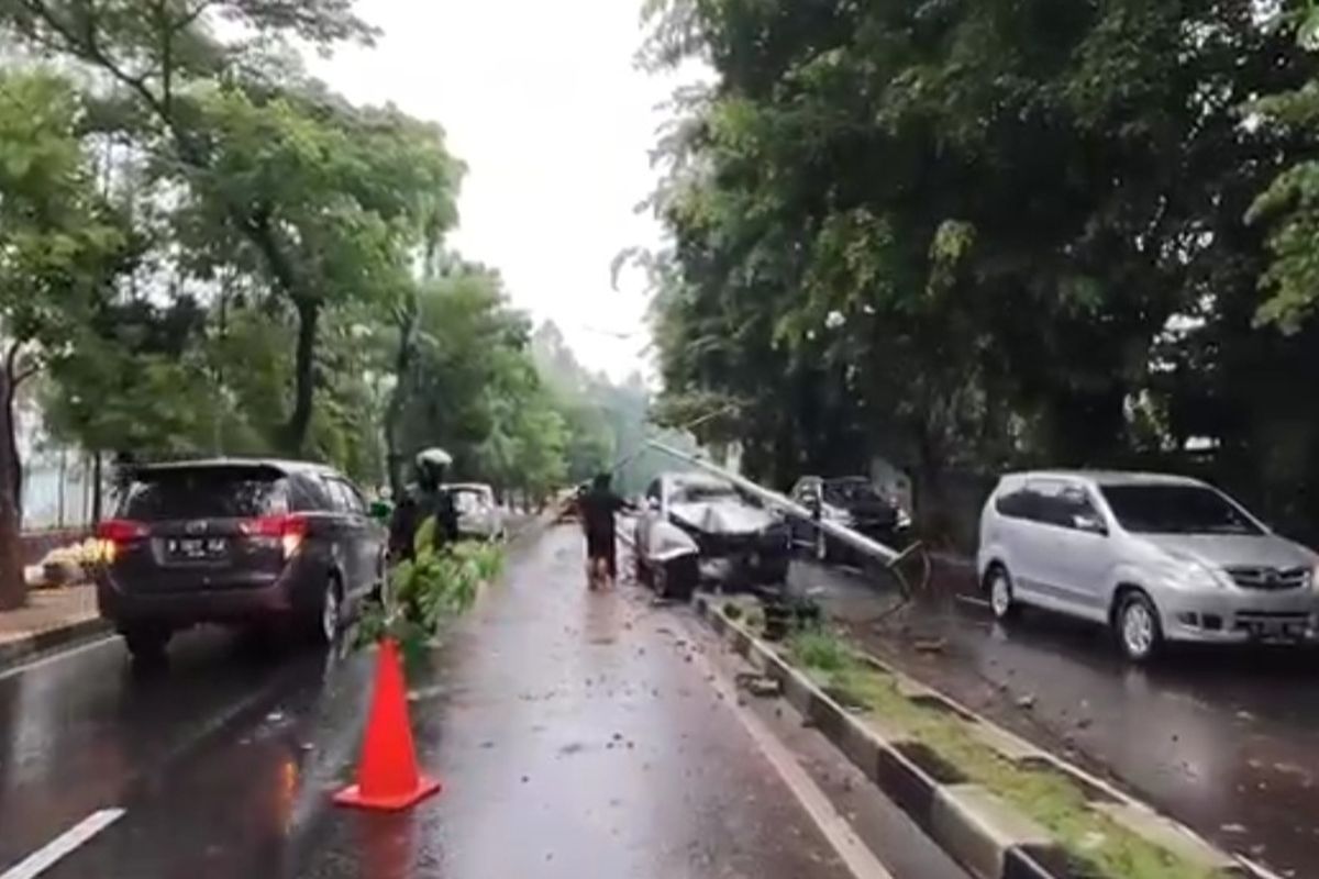 Sebuah mobil menabrak trotoar dan tiang lampu penerangan jalan umum (PJU) di Jalan Raden Said Soekanto, Duren Sawit, Jakarta Timur, Sabtu (26/3/2022) siang.
