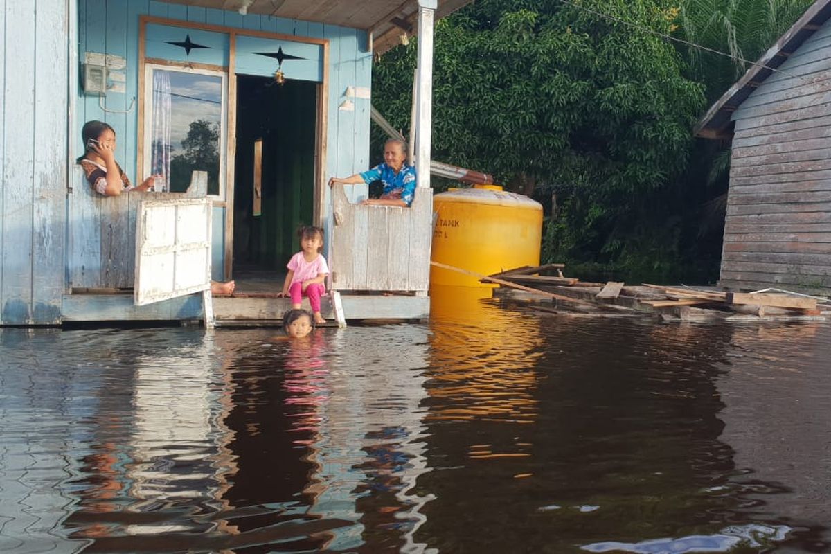 Floods hit eight villages in Sembakung, North Kalimantan for weeks. 