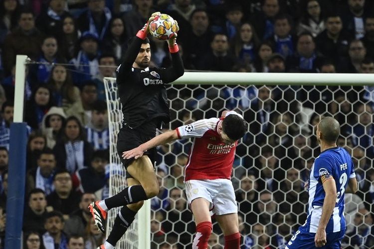 Penjaga gawang FC Porto Diogo Costa melompat untuk melakukan penyelamatan di samping gelandang Arsenal Declan Rice pada pertandingan leg pertama babak 16 besar Liga Champions antara FC Porto vs Arsenal FC di Stadion Dragao pada 21 Februari 2024.