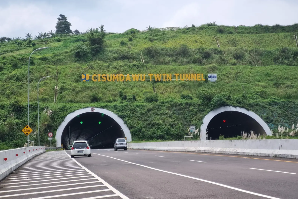 Terowongan kembar (twin tunnel) di Jalan Tol Cileunyi-Sumedang-Dawuan (Cisumdawu).