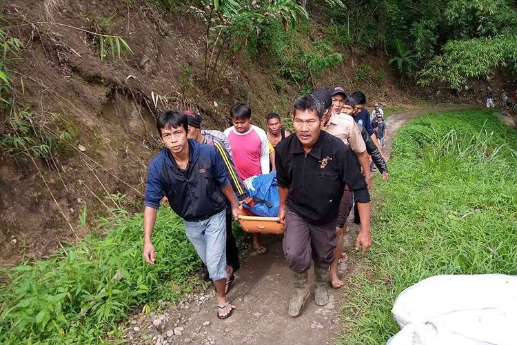 Proses evakuasi korban kecelakaan bus Sriwijaya yang mengalami kecelakaan dii Liku Lematang, Desa Prahu Dipo, Kecamatan Dempo Selatan, Kota Pagaralam, Sumatera Selatan, Selasa (24/12/2019). Akibat kecelakaan tersebut, 24 orang penumpang dikabarkan meninggal dan 13 orang selamat.