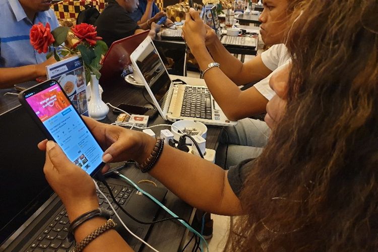 Tampak para pengunjung Hotel Aston Jayapura sibuk memainkan ponselnya setelah layanan data kembali tersedia, Kota Jayapura, Papua, Jumat (13/9/2019)