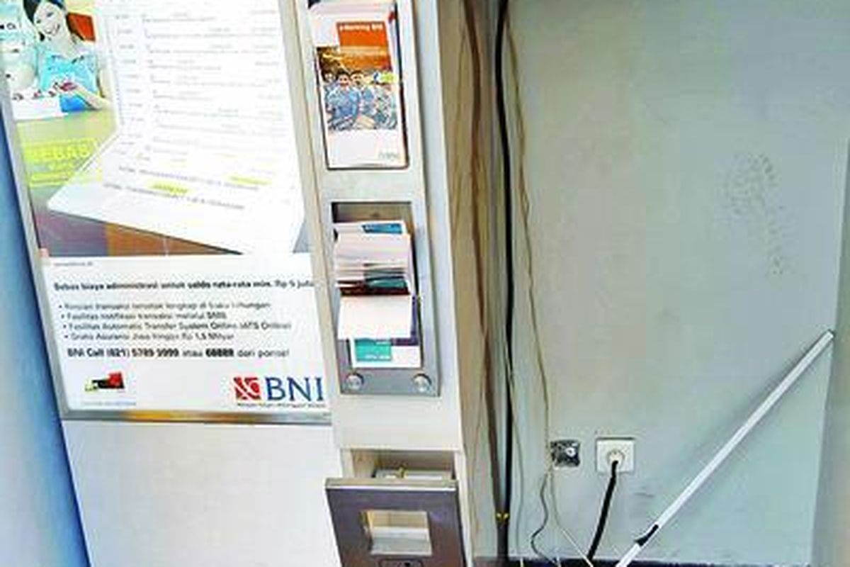 Mesin ATM milik BNI yang berada di ruko Jalan Raya Pondok Kelapa, Jakarta Timur, Sabtu (6/8) dini hari, diambil  maling. Ada tiga mesin ATM di sekitar ruko yang letaknya berjajar, dua mesin ATM milik BNI dan satu mesin ATM milik Bank Mandiri. Mesin ATM, beroperasi sejak Maret 2010, yang hilang digondol maling itu  berada di sisi paling kiri atau selatan.