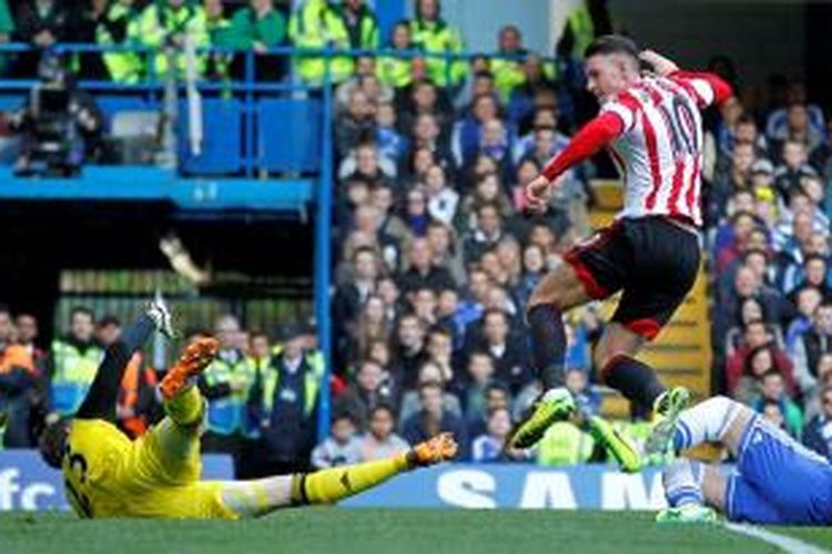 Penyerang Sunderland, Ian Kington, mencetak gol dalam pertandingan lanjutan Premier League melawan Chelsea di Stamford Bridge, Sabtu (19/4/2014). 