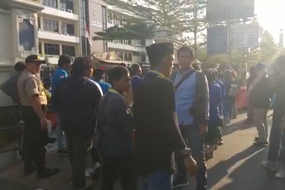 Demonstrasi di depan gedung Polres Metro Jakarta Selatan, Kamis (3/10/2019)