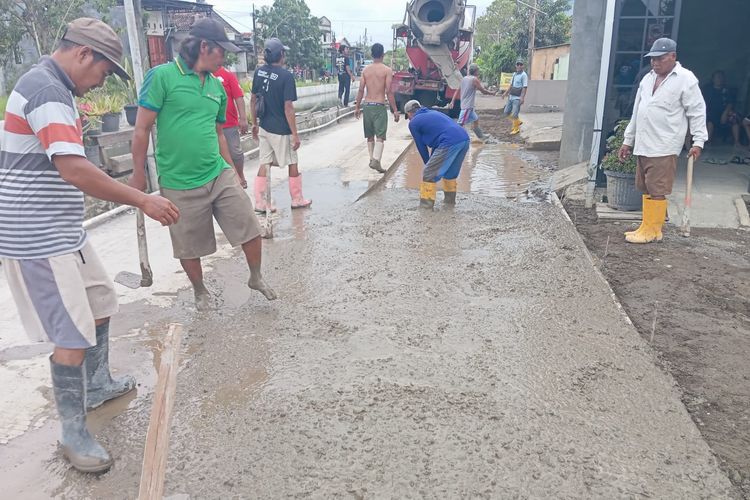 Tak Tersentuh Dana Desa, Warga Sayung Demak Perbaiki Jalan Rusak Pakai Uang Donasi