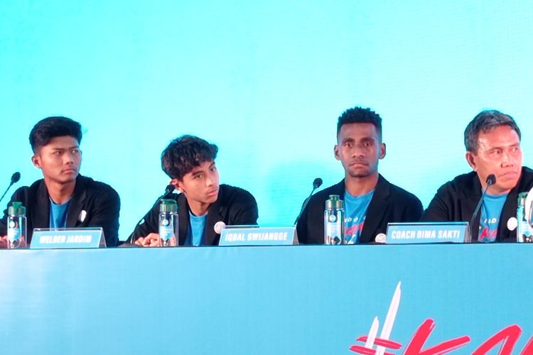 Dari kiri ke kanan para pemain Timnas Indonesia U17 (Arhan Kaka, Welber Jardim, dan Iqbal Gwijangge) dan Pelatih Bima Sakti menghadiri acara konferensi pers, Rabu (1/11/2023), di Hotel Le Meridien, Jakarta.