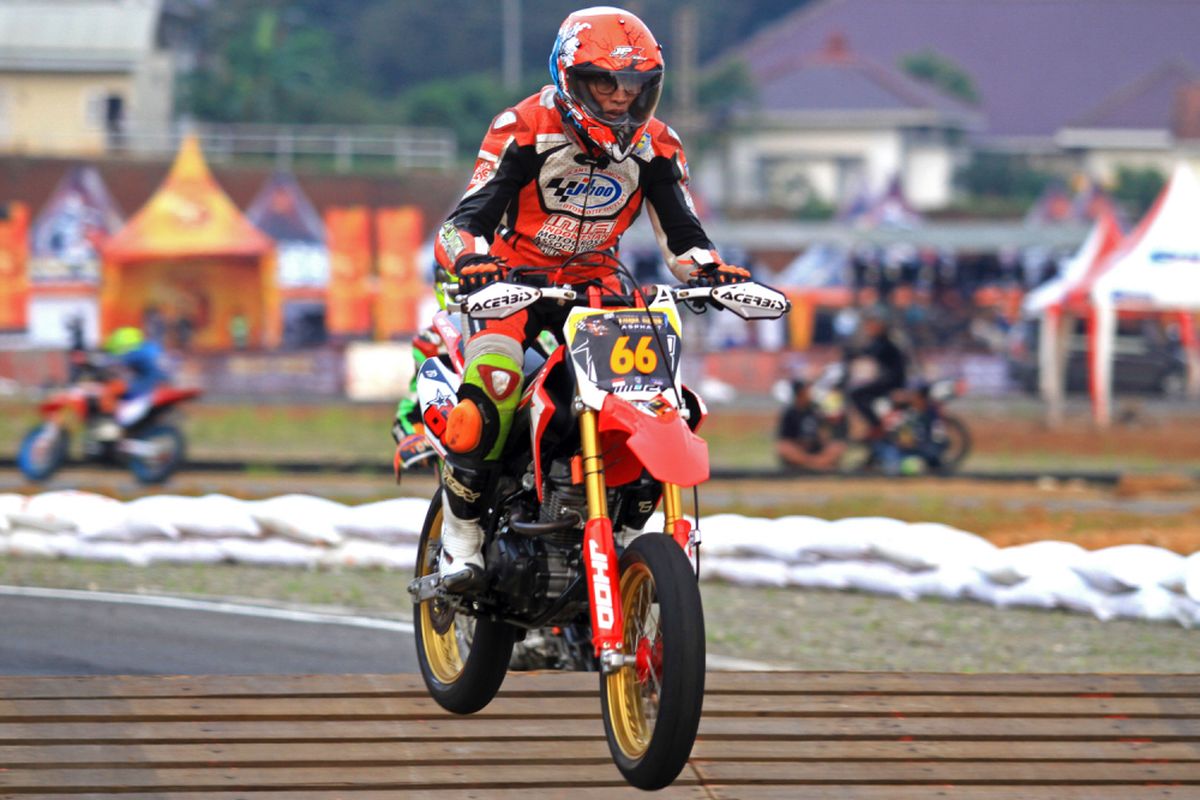 Momo Harmono, Pembalap Supermoto berusia 62 tahun dari tim JHOO M02 JPX CLD AHRD, Surabaya, pada balapan Trial Game Asphalt di Mijen, Semarang, Jawa Tengah, Sabtu(7/8/2018)