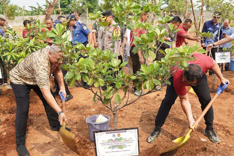 Kostrad bekerja sama dengan Pemprov DKI Jakarta meresmikan gerakan penanaman 1.000 pohon di lahan tidur secara simbolis, Kamis (9/11/2023).