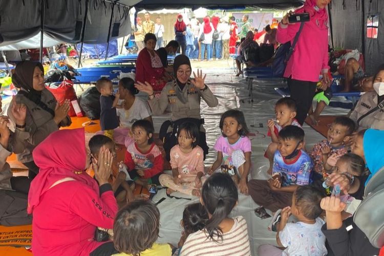 Sejumlah anak-anak tengah mendapat trauma healing dari pihak kepolisian di markas pusat Palang Merah Indonesia (PMI) Jakarta Utara, Minggu (5/3/2023) 