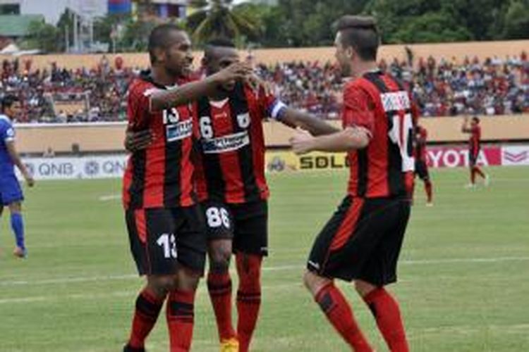 Pemain Persipura Jayapura, Ian Luis Kabes (13) bersama Boaz Salossa (86) menyambut Robertino Pugliara (10) yang mencetak gol ke-3 Persipura ke gawang Bengaluru FC pada menit ke-50.