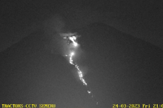 Gunung Semeru Luncurkan Lava Pijar Sejauh 2 Kilometer