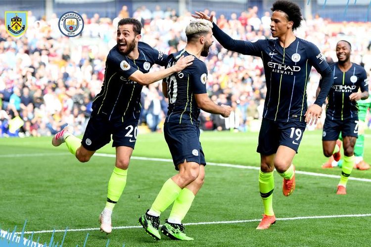 Striker Manchester City, Sergio Aguero (tengah), melakukan selebrasi bersama rekan-rekannya usai mencetak gol ke gawang Burnley dalam laga Premier League di Turf Moor, Minggu (28/4/2019).